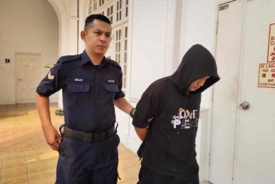 Seorang pekerja restoran mengaku tidak bersalah di Mahkamah Sesyen Ipoh pada Jumaat atas pertuduhan merogol seorang remaja perempuan berusia 14 tahun.