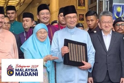 Anwar menunjukkan teks ucapan Belanjawan 2027 sebelum bergerak ke Parlimen.