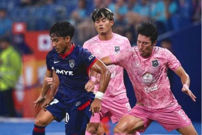 Daniesh (kiri) meledak dua gol ketika membantu JDT membelasah Svay Rieng 6-0 dalam saingan ACC di Iskandar Puteri. - FOTO: FB Johor Southern Tigers.