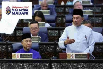 Anwar, yang juga Menteri Kewangan, membentangkan Belanjawan 2027 di Dewan Rakyat, pada Jumaat. Foto: Bernama 