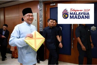 Perdana Menteri Datuk Seri Anwar Ibrahim menunjukkan dokumen Belanjawan 2027 di Dewan Rakyat, hari ini. Foto Bernama 