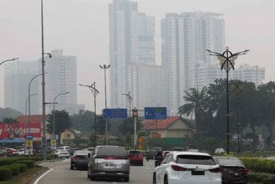 Keadaan sekitar bandar raya Johor Bahru yang diselubungi jerebu pada Jumaat menjejaskan jarak penglihatan susulan kemerosotan kualiti udara. Foto Bernama 