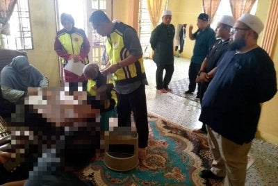 Pegawai penguatkuasa membuat pemeriksaan ketika serbuan.