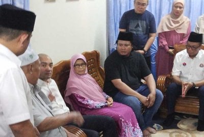 Keluarga arwah Irene Sofiya menerima kunjungan Menteri Besar Johor, Datuk Onn Hafiz Ghazi di Kampung Parit Selamat Yong Peng, Batu Pahat.