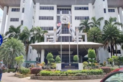 Tertuduh boleh dipenjara selama tiga bulan bagi setiap pertuduhan sekiranya gagal membayar denda. - Gambar hiasan 
