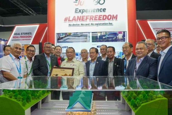 Menteri Kerja Raya, Datuk Sri Alexander Nanta Linggi (depan, empat dari kiri) menerima cenderamata semasa melawat reruai JustGO di MyARTTE 2026.
