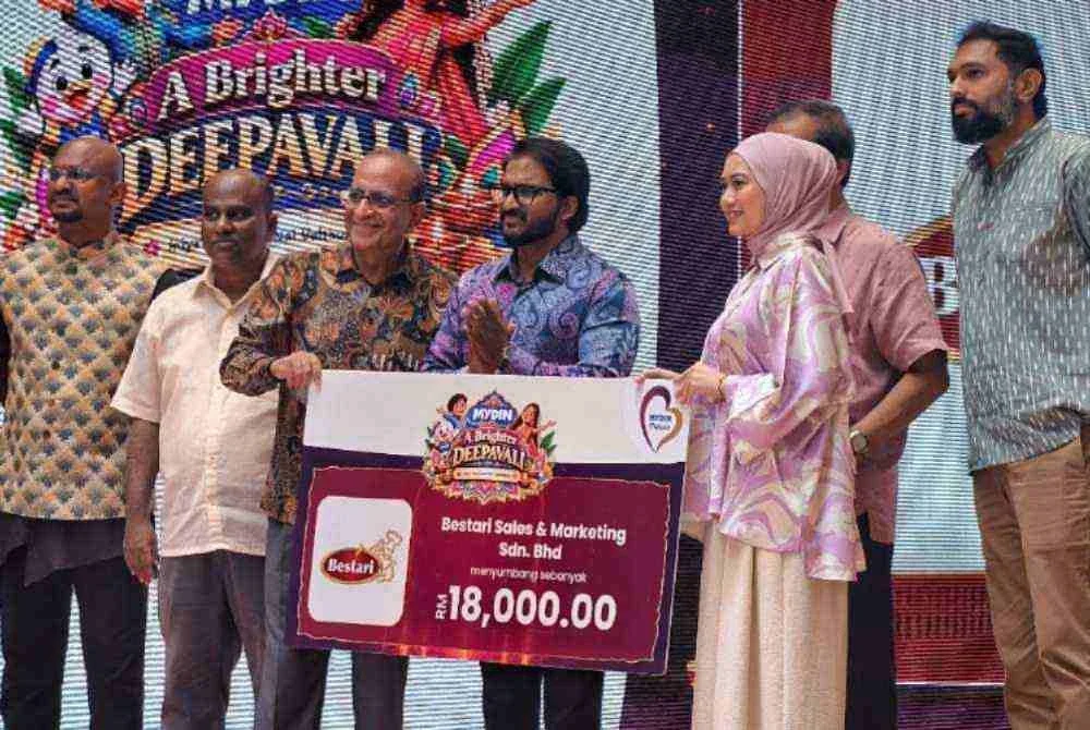 Ahimmat (tiga dari kiri) dan Yuneswaran menerima sumbangan daripada rakan pembekal bagi menjayakan program Mydin Prihatin.