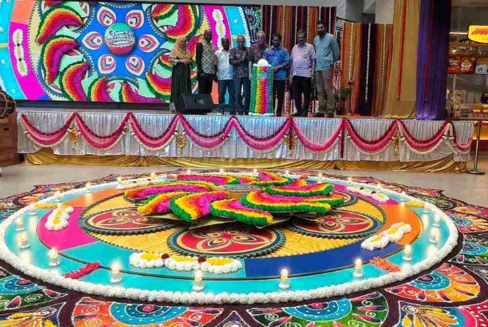 Sesi gimik Pelancaran Seni Kolam sempena kempen kempen ‘A Brighter Deepavali’.