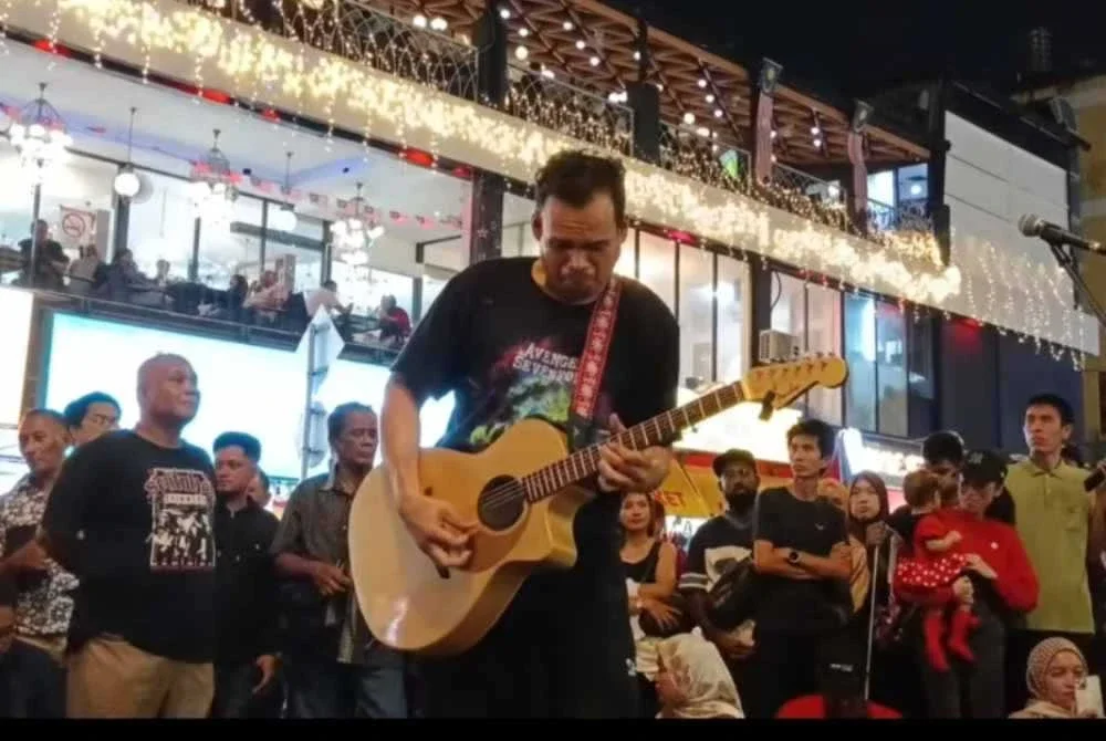 Busker menambah satu lagi warna kepada kehidupan jalanan apabila muzik mereka menjadi latar kepada pergerakan manusia.