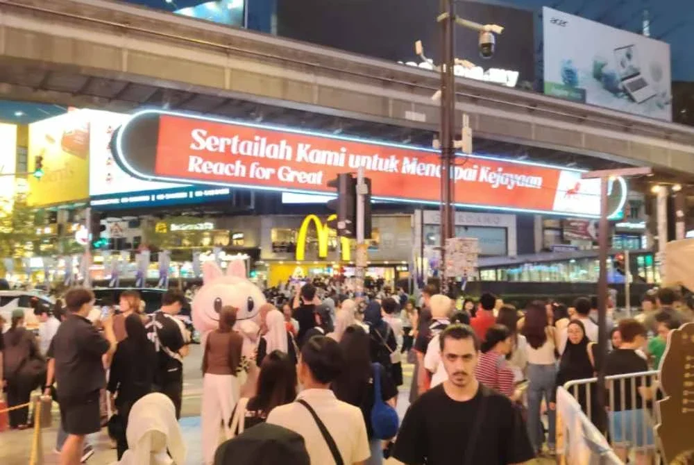 Di satu sisi, Kuala Lumpur tampil sebagai kota moden. Di sisi lain, kehidupan jalanan terus memberikan sentuhan manusiawi kepada kawasan berkenaan.