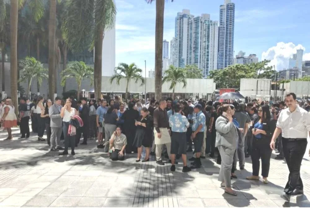 Orang ramai bergegas keluar dari bangunan dan berkumpul di sepanjang jalan serta kawasan lapang. Foto Xinhua