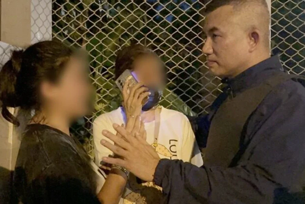 Polis mengubah pendekatan meminta isteri memujuk menerusi telefon. Foto: media sosial