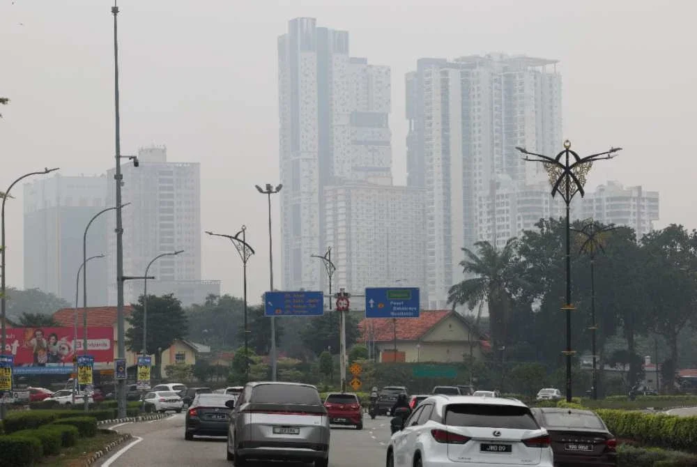 Keadaan sekitar bandar raya Johor Bahru yang diselubungi jerebu menjejaskan jarak penglihatan susulan kemerosotan kualiti udara. Foto Bernama