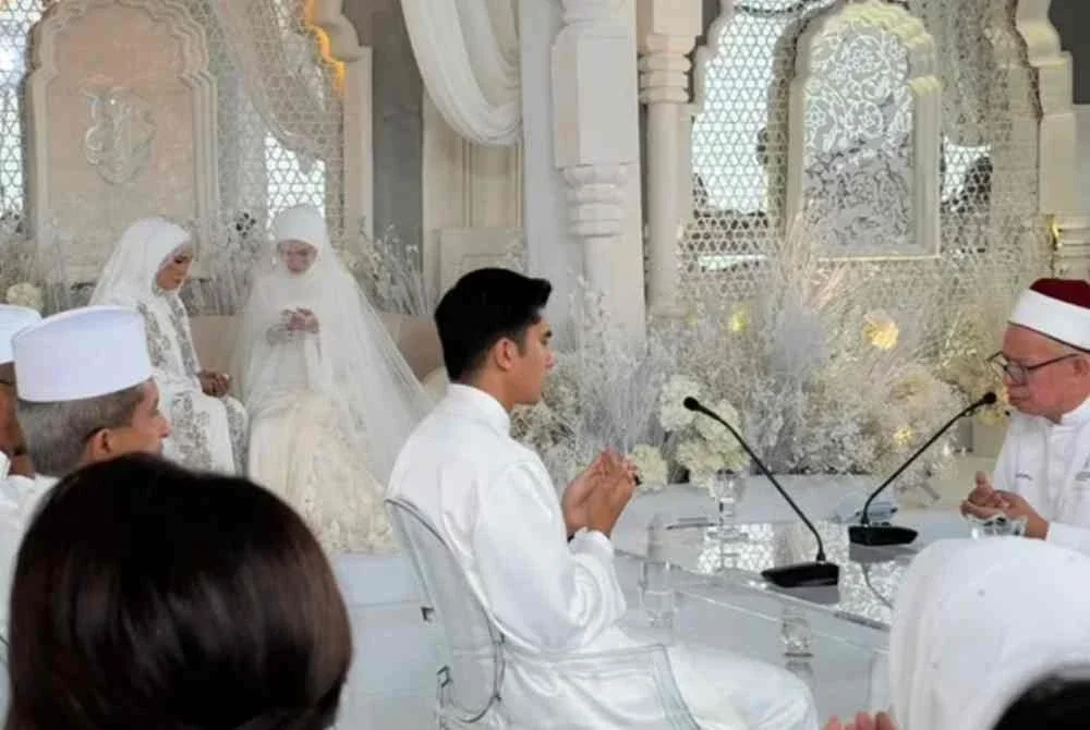 Bella Astillah selamat diijabkabulkan bersama pasangannya, Syed Saddiq Syed Abdul Rahman dengan sekali lafaz pada pukul 10.40 pagi Sabtu.
