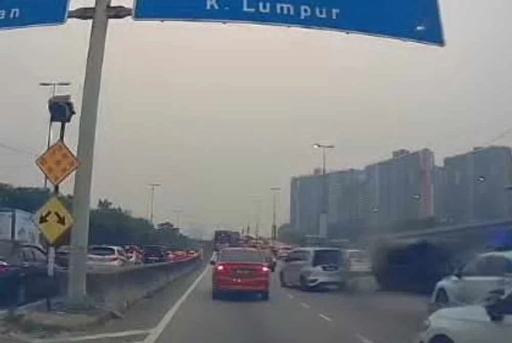 Tular video di media sosial memaparkan sebuah kenderaan dipercayai dikejar sebuah kenderaan peronda polis sebelum melanggar beberapa kenderaan.