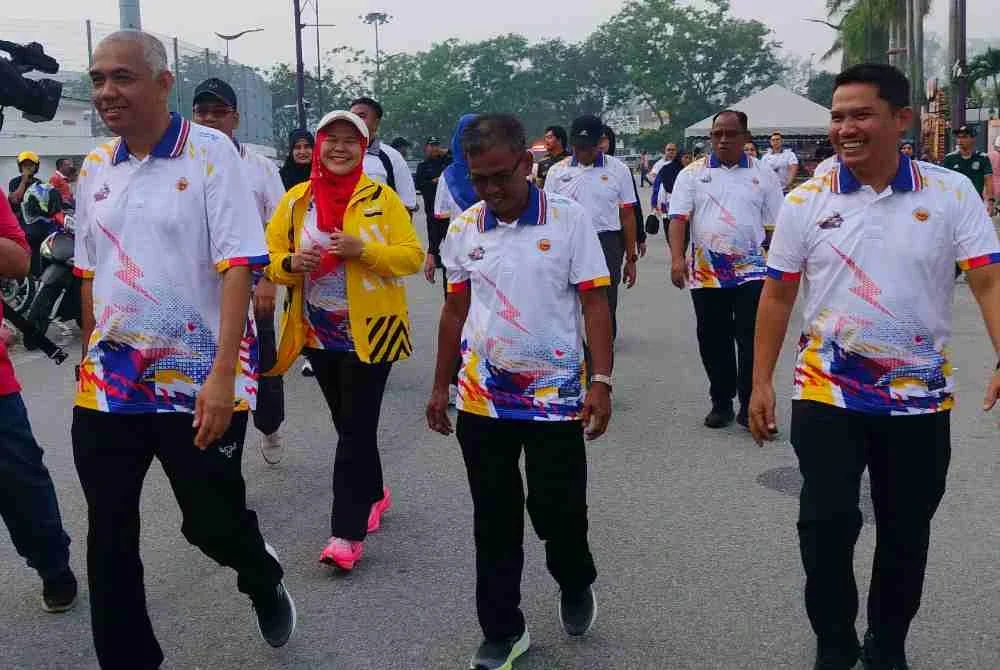 Khairudin (kiri) turut serta dalam acara Fun Walk sempena Sambutan Hari Sukan Negara Peringkat Negeri Perak di Kompleks Belia dan Sukan Negeri Perak, pada Sabtu.