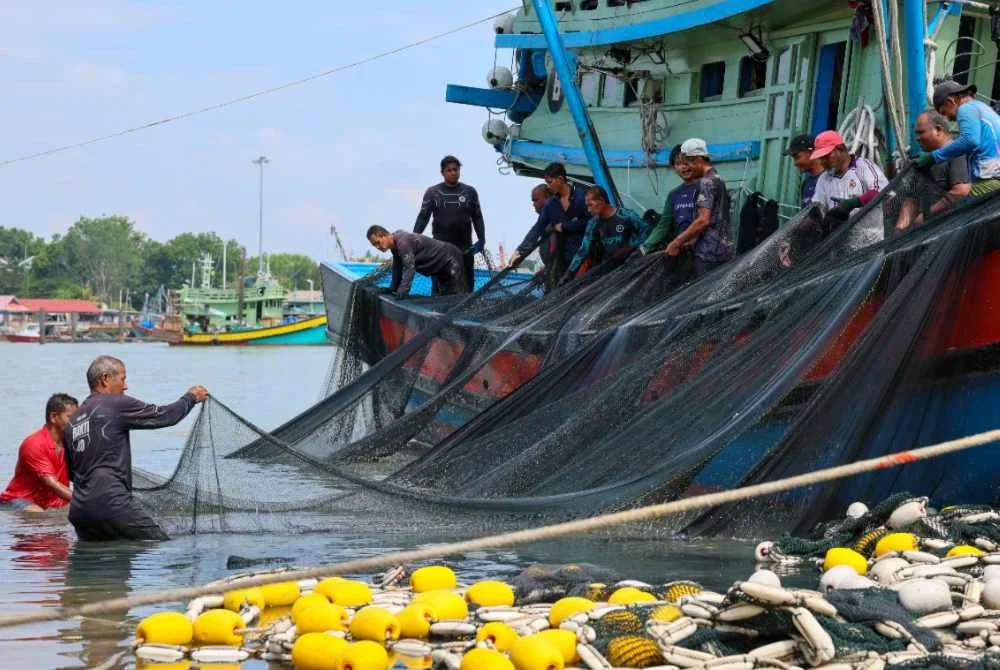 Menerusi pembentangan Belanjawan 2027, Perdana Menteri mengumumkan peningkatan jumlah pemegang lesen sampan khas daripada 17,000 kepada 20,000 nelayan dengan peruntukan RM30 juta. Foto Bernama