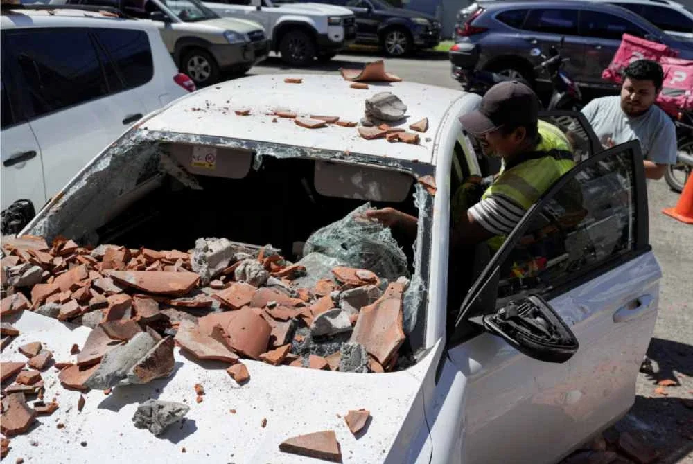 Sebuah kenderaan rosak teruk selepas dihempap serpihan runtuhan di Panama City. - Foto Agensi