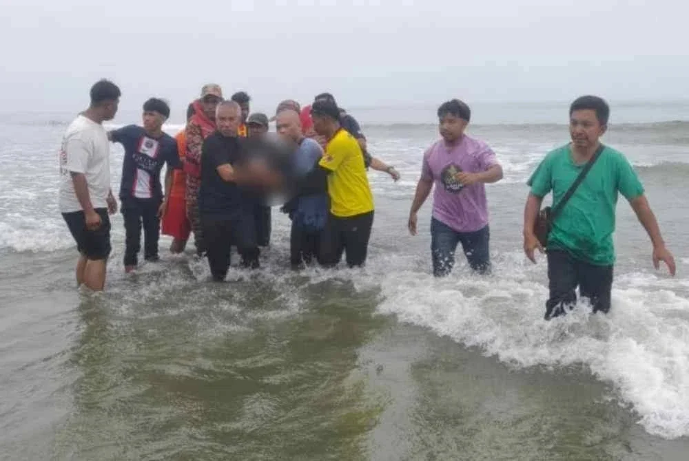 Pasukan bomba membawa mayat mangsa yang ditemukan lemas di Pantai Sepat, Jalan Kuantan-Pekan, di sini pada Sabtu.