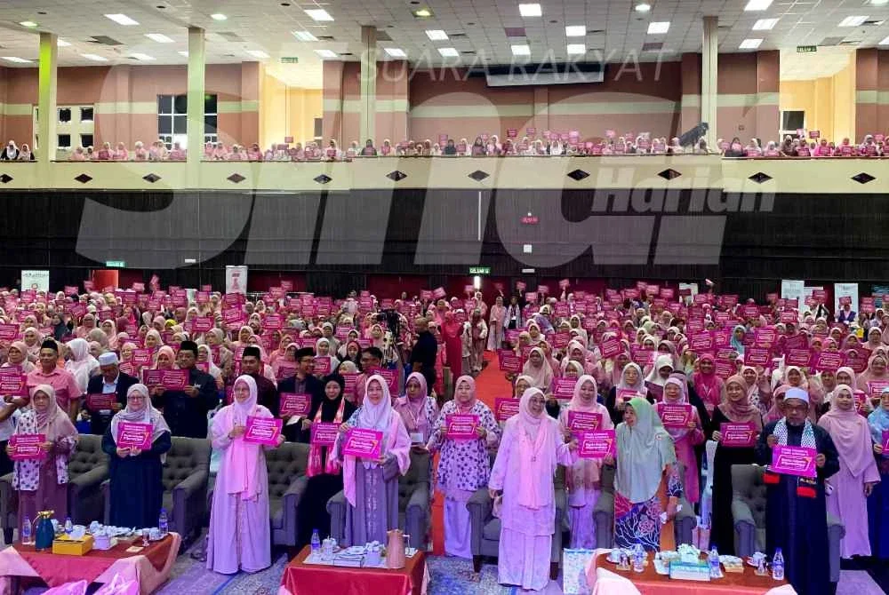 Hampir 1,200 wanita berhimpun di Sidang Kemuncak Wanita Kelantan dan Wanita #QuranHour yang berlangsung di Dewan Utama, Universiti Sains Malaysia (USM) Kampus Kesihatan, Kubang Kerian di Kota Bharu pada Sabtu.