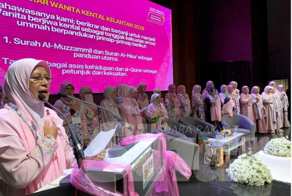 Dr Sharifah Mastura (kiri) mengetuai bacaan ikrar pada Sidang Kemuncak Wanita Kelantan dan Wanita #QuranHour yang berlangsung di Dewan Utama, Universiti Sains Malaysia (USM) Kampus Kesihatan, Kubang Kerian di Kota Bharu pada Sabtu.
