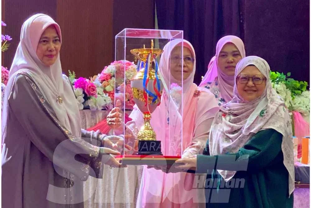 Tengku Temenggong Kelantan, Tunku Puan Sri Noor Hayati (kiri) menyampaikan Anugerah Tokoh Wanita Kental Peringkat Negeri Kelantan 2026 kepada wakil Marhaini iaitu Maslinda Mohd Esak.