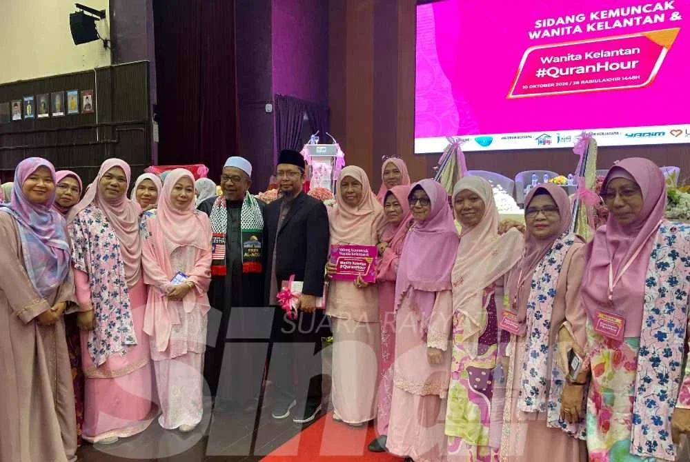 Ahli jawatankuasa yang menjayakan Sidang Kemuncak Wanita Kelantan dan Wanita #QuranHour yang berlangsung di Dewan Utama, Universiti Sains Malaysia (USM) Kampus Kesihatan, Kubang Kerian di Kota Bharu pada Sabtu.
