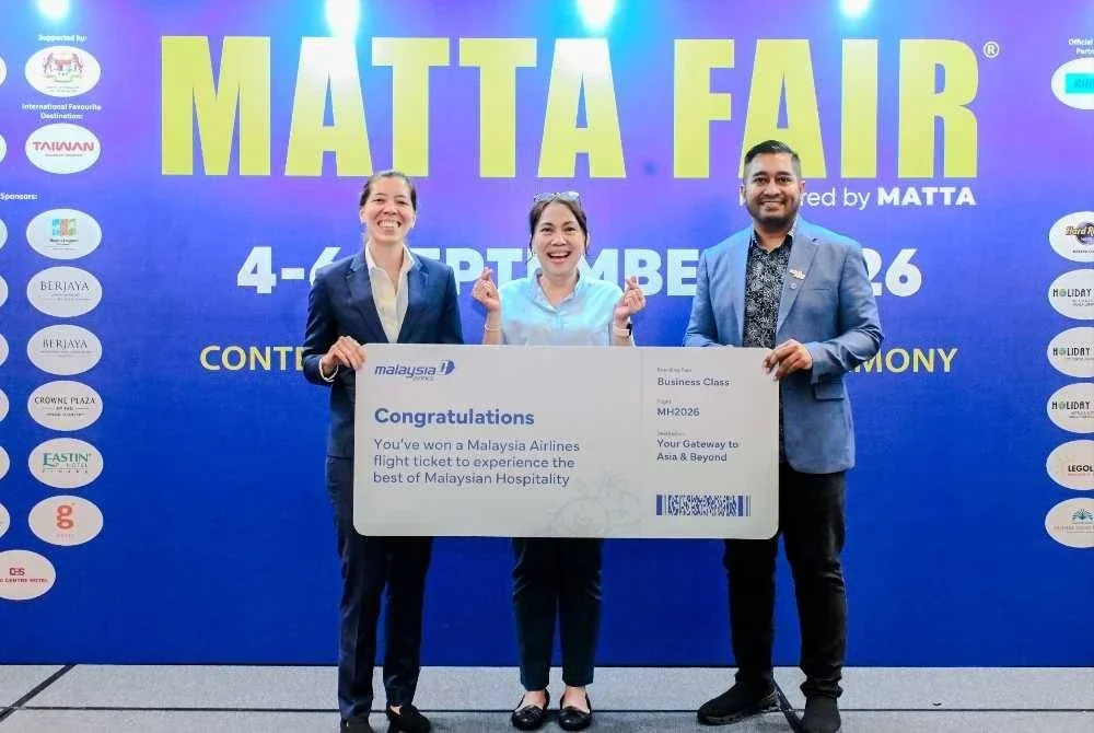 Mohd Hizzat (kanan) Claire (kiri) bersama pemenang Hadiah Utama Peraduan Pembeli MATTA Fair September 2026, Evi Christine.