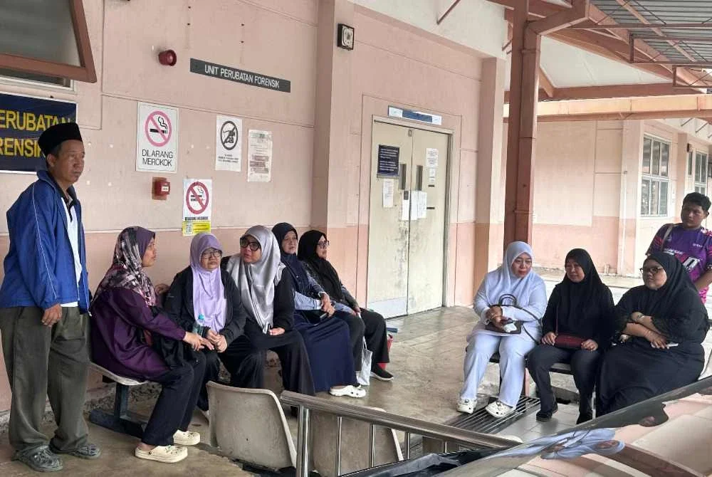Ahli keluarga Batrisya dan Maisarah menunggu bedah siasat terhadap kedua-dua mangsa sebelum dibawa ke Sungai Sagil untuk dikebumikan