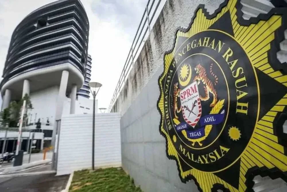 SPRM tubuh pasukan khas siasat semula dakwaan rasuah berjumlah RM350,000 yang dikaitkan dengan seorang pegawai kanan suruhanjaya itu.