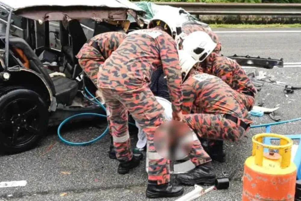 Anggota Bomba dan Penyelamat mengeluarkan mayat mangsa terlibat dalam nahas membabitkan lima kenderaan di Kilometer 48, Kampung Selamat, Jalan Kuala Terengganu-Kota Bharu di Setiu 