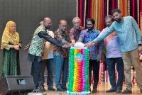 Yuneswaran (tiga dari kanan) dan Ahimmat (empat dari kiri) melancarkan kempen ‘A Brighter Deepavali’ di Mydin Seremban 2 pada Khamis.