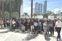 Orang ramai bergegas keluar dari bangunan dan berkumpul di sepanjang jalan serta kawasan lapang. Foto Xinhua