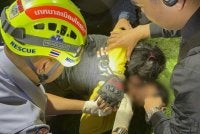 Suspek menyerah diri kepada polis selepas permintaannya memeluk ibu dan isteri dipenuhi. Foto: media sosial