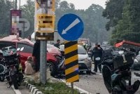 Keadaan di lokasi kejadian selepas sebuah lori merempuh beberapa kenderaan di lampu isyarat Persiaran Mokhtar Dahari, Alam Budiman pada petang Jumaat,
