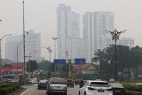 Keadaan sekitar bandar raya Johor Bahru yang diselubungi jerebu menjejaskan jarak penglihatan susulan kemerosotan kualiti udara. Foto Bernama