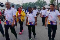 Khairudin (kiri) turut serta dalam acara Fun Walk sempena Sambutan Hari Sukan Negara Peringkat Negeri Perak di Kompleks Belia dan Sukan Negeri Perak, pada Sabtu.