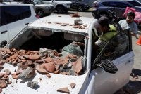Sebuah kenderaan rosak teruk selepas dihempap serpihan runtuhan di Panama City. - Foto Agensi