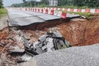 Lubang benam sedalam kira-kira lapan meter di Laluan Persekutuan FT08 di Jalan Gua Musang-Kota Bharu. Foto JKR