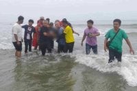 Pasukan bomba membawa mayat mangsa yang ditemukan lemas di Pantai Sepat, Jalan Kuantan-Pekan, di sini pada Sabtu.