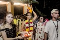 Pemuda terbabit didakwa melakukan ritual perayaan Thaipusam di sebuah kuil di Batu Caves, Selangor. - Foto: Facebook Masyitah Ashari.