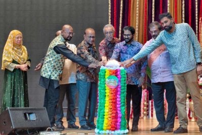 Yuneswaran (tiga dari kanan) dan Ahimmat (empat dari kiri) melancarkan kempen ‘A Brighter Deepavali’ di Mydin Seremban 2 pada Khamis.