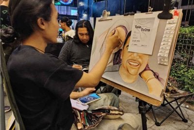 Kaki lima serta premis di kawasan itu menjadi sebahagian daripada ruang mencari rezeki.