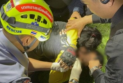 Suspek menyerah diri kepada polis selepas permintaannya memeluk ibu dan isteri dipenuhi. Foto: media sosial