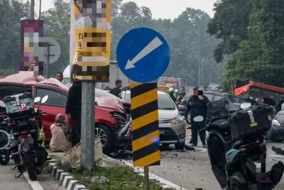 Keadaan di lokasi kejadian selepas sebuah lori merempuh beberapa kenderaan di lampu isyarat Persiaran Mokhtar Dahari, Alam Budiman pada petang Jumaat,