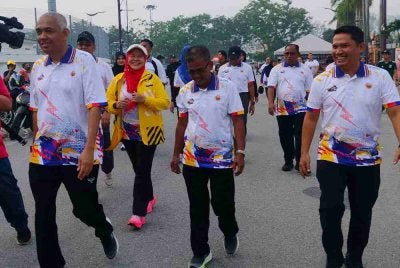 Khairudin (kiri) turut serta dalam acara Fun Walk sempena Sambutan Hari Sukan Negara Peringkat Negeri Perak di Kompleks Belia dan Sukan Negeri Perak, pada Sabtu.