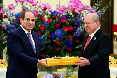 Sultan Ibrahim mengurniakan Darjah Utama Seri Mahkota Negara kepada Presiden Mesir, Abdel Fattah El-Sisi (kiri) pada Istiadat Sambutan Negara di Istana Negara, Sabtu. Foto Bernama