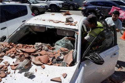 Sebuah kenderaan rosak teruk selepas dihempap serpihan runtuhan di Panama City. - Foto Agensi
