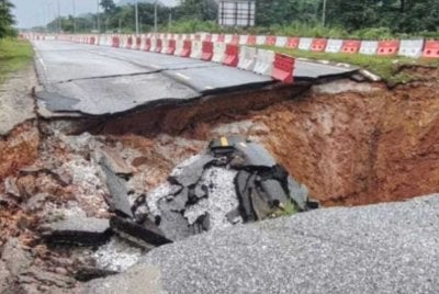 Lubang benam sedalam kira-kira lapan meter di Laluan Persekutuan FT08 di Jalan Gua Musang-Kota Bharu. Foto JKR