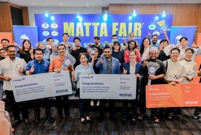 Gambar peserta yang memenangi hadiah Peraduan Pembeli MATTA FAIR di MITEC pada September lalu. 